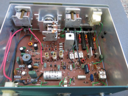 Heathkit HW-7 QRP Transceiver, chassis view, cover off, image bottom is rear panel